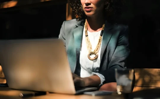 Kobieta pracująca przy komputerze