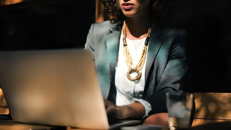 Kobieta pracująca przy komputerze