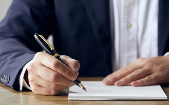 Podpisywanie umowy piórem