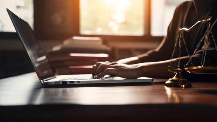 Prawnik pracujący przy komputerze