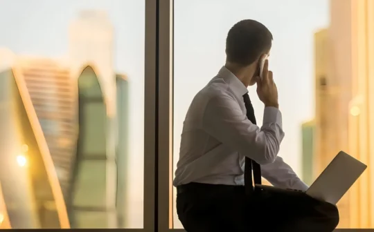 Mężczyzna rozmawiający przez telefon