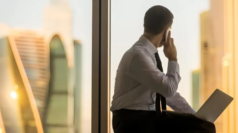 Mężczyzna rozmawiający przez telefon